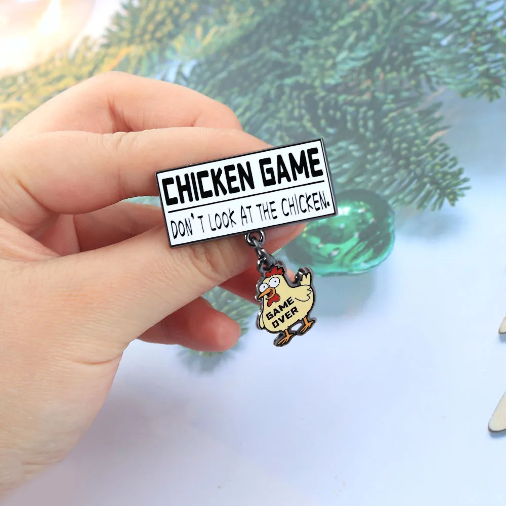 Lustiger Hühner-Spiel-Emaille-Pin: „Don't Look At The Chicken“-Brosche, Game Over Meme Abzeichen, Cartoon-Tier-Reversnadel, witziges Geschenk für Fans – Detail 4