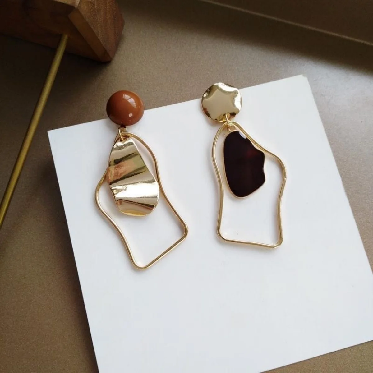Französische Retro-Ohrringe mit unregelmäßigem, hohlem Rahmen und asymmetrischem Design für Damen, Karamell-Erdtöne, geometrische Ohrringe, Schmuck für Dates – Detail 9