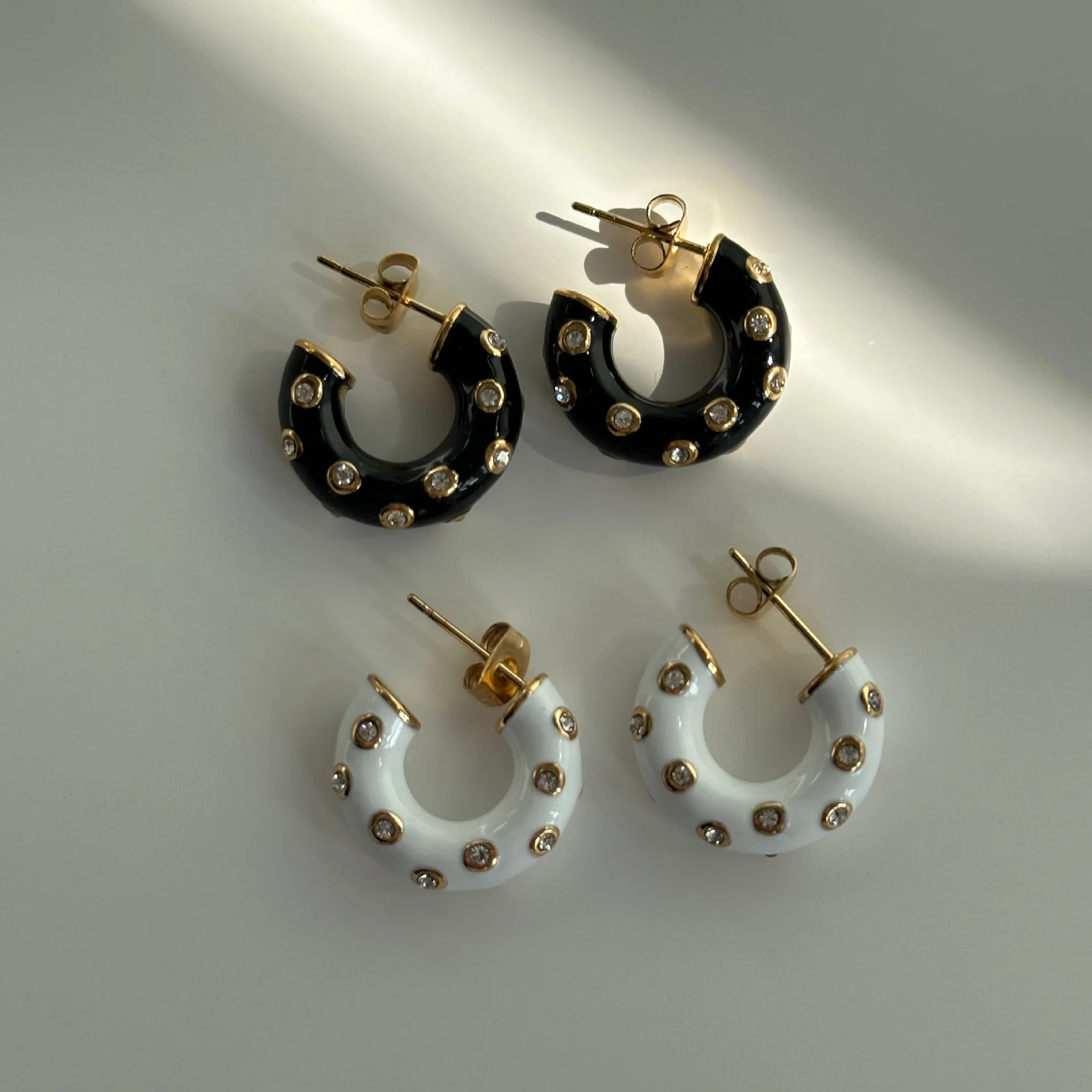 

Chic Inlaid Rhinestone Opening C Shape Gold Plated Huggie Hoop Earrings for Women Girls Manual Zircon Round Tube Hoops Jewelry