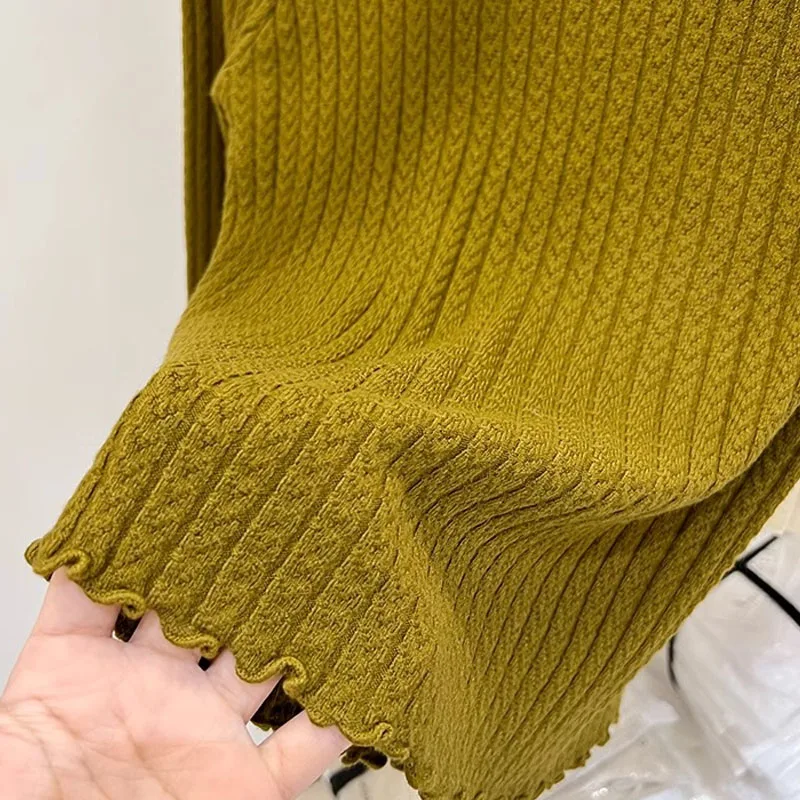 レースのハーフタートルネックの気品のある暖かいニットセーター、冬に快適で多用途な白い長袖プルオーバー