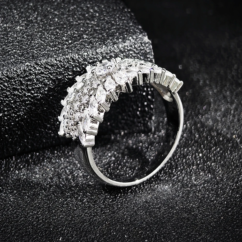 2023 New Luxury Flower Engagement Rings for Women Friends Anniversary Gift Jewelry Wholesale Free Shipping Items R7889