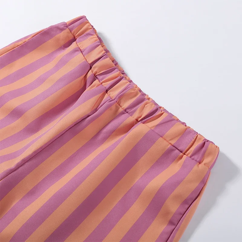 Lässiger gestreifter Hosenanzug für Damen: Locker sitzende Jacke mit V-Ausschnitt und langen Ärmeln, hochtaillierte gerade Hose – Sommer-Set 2026 für Damen – Detail 11