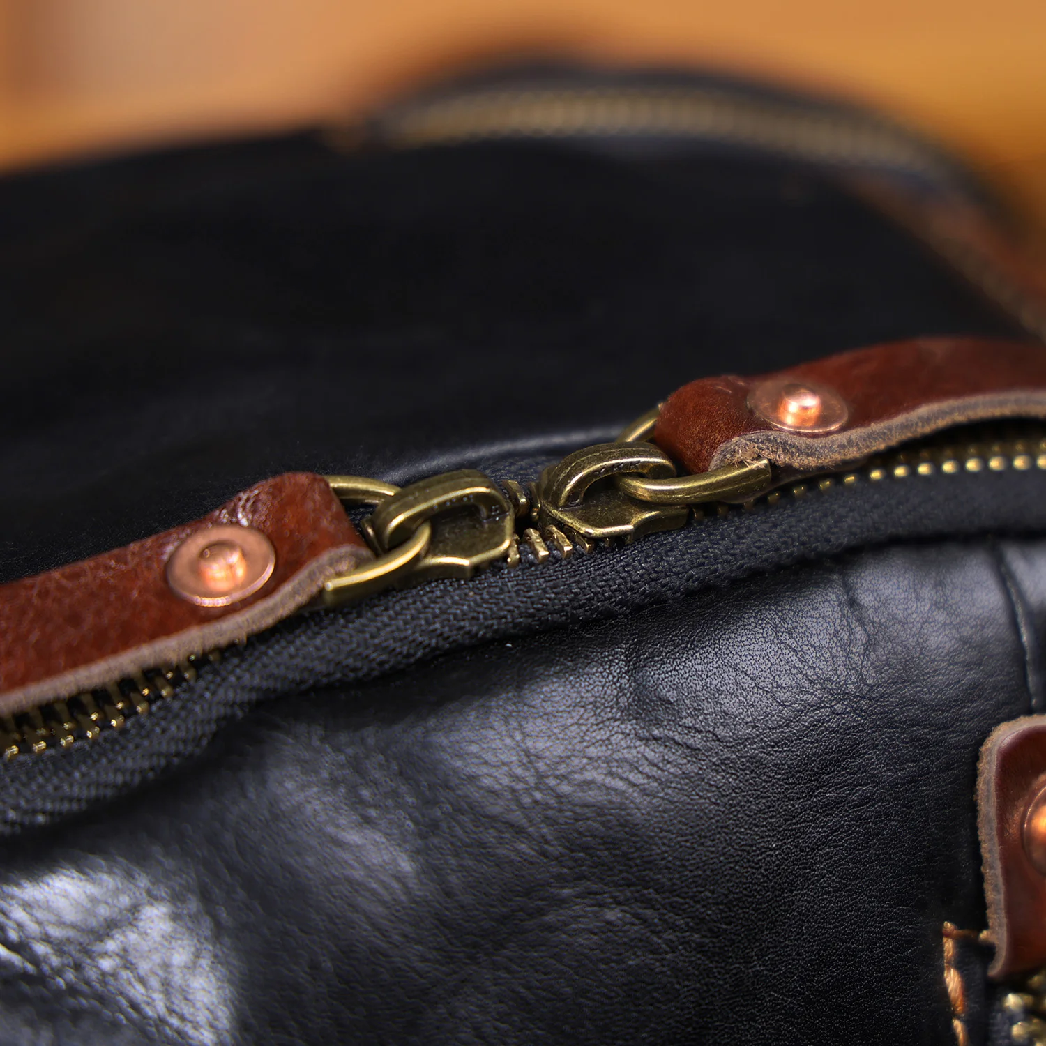 S.WORKER Herren-Rucksack aus echtem Leder, hochwertiges Rindsleder, lässige Schultaschen, 15"-Laptop-Taschen, Reise-Tagesrucksack, Geschenk für Männer – Detail 11