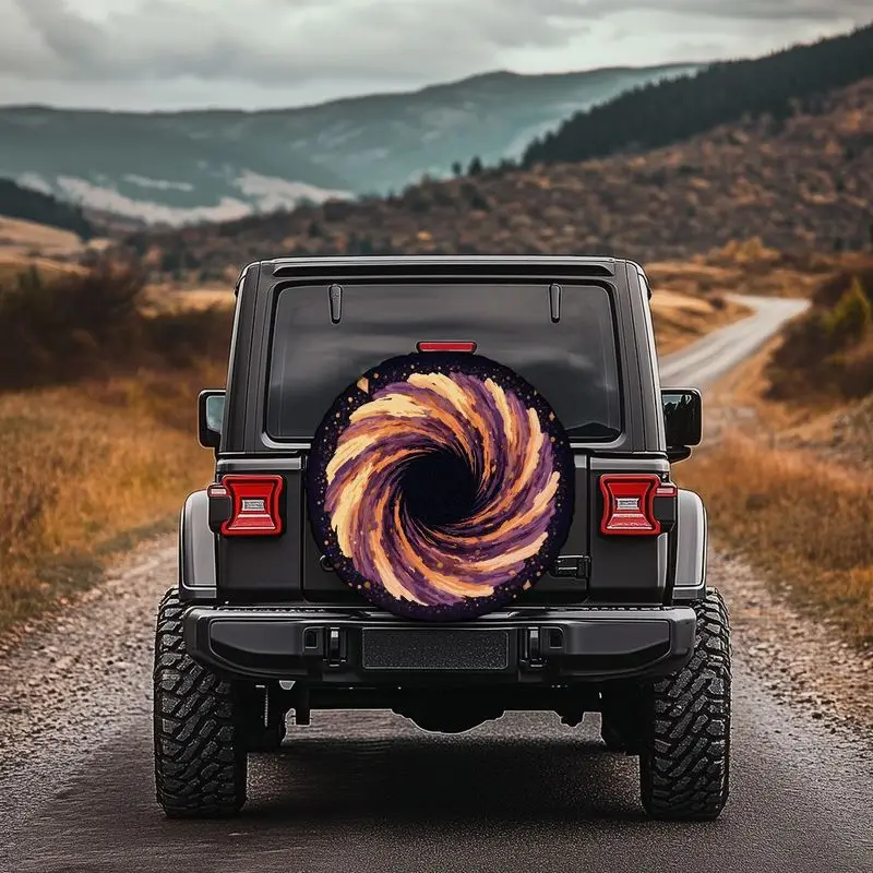 Couverture de pneu en polyester à motif tourbillonnant artistique avec points dorés sur fond violet profond, conception en spirale dynamique, adaptée au camping-car,