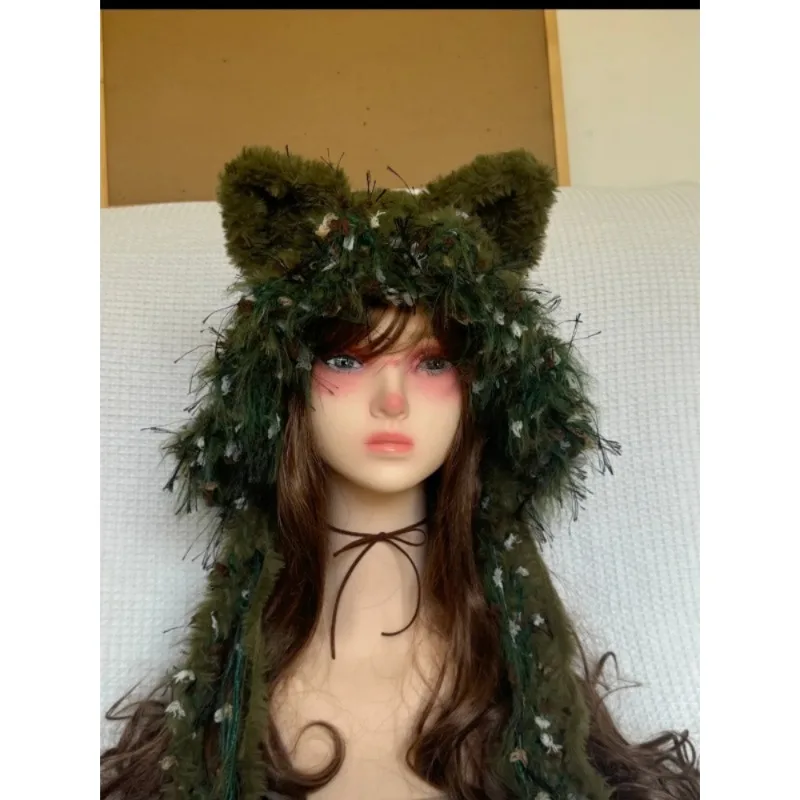 Een handgemaakte winter- en herfstwarme, katvormige oorbeschermers, gemaakt van gebreid pluche garen.