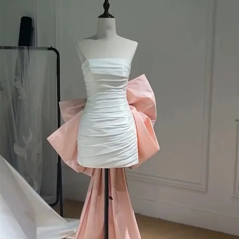 Kurzes Mini-Hochzeitskleid mit Schleife am Rücken, trägerlos, ärmellos, mit Falten, weißer Satinmantel, schlichtes Brautkleid, individuell gestaltet