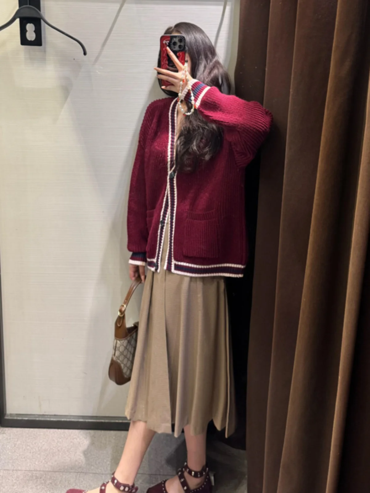 

Женский вязаный кардиган с V-образным вырезом винного цвета, коллекция ранняя весна 2025, в стиле кэжуал, с длинными рукавами, утепленный, верхняя одежда