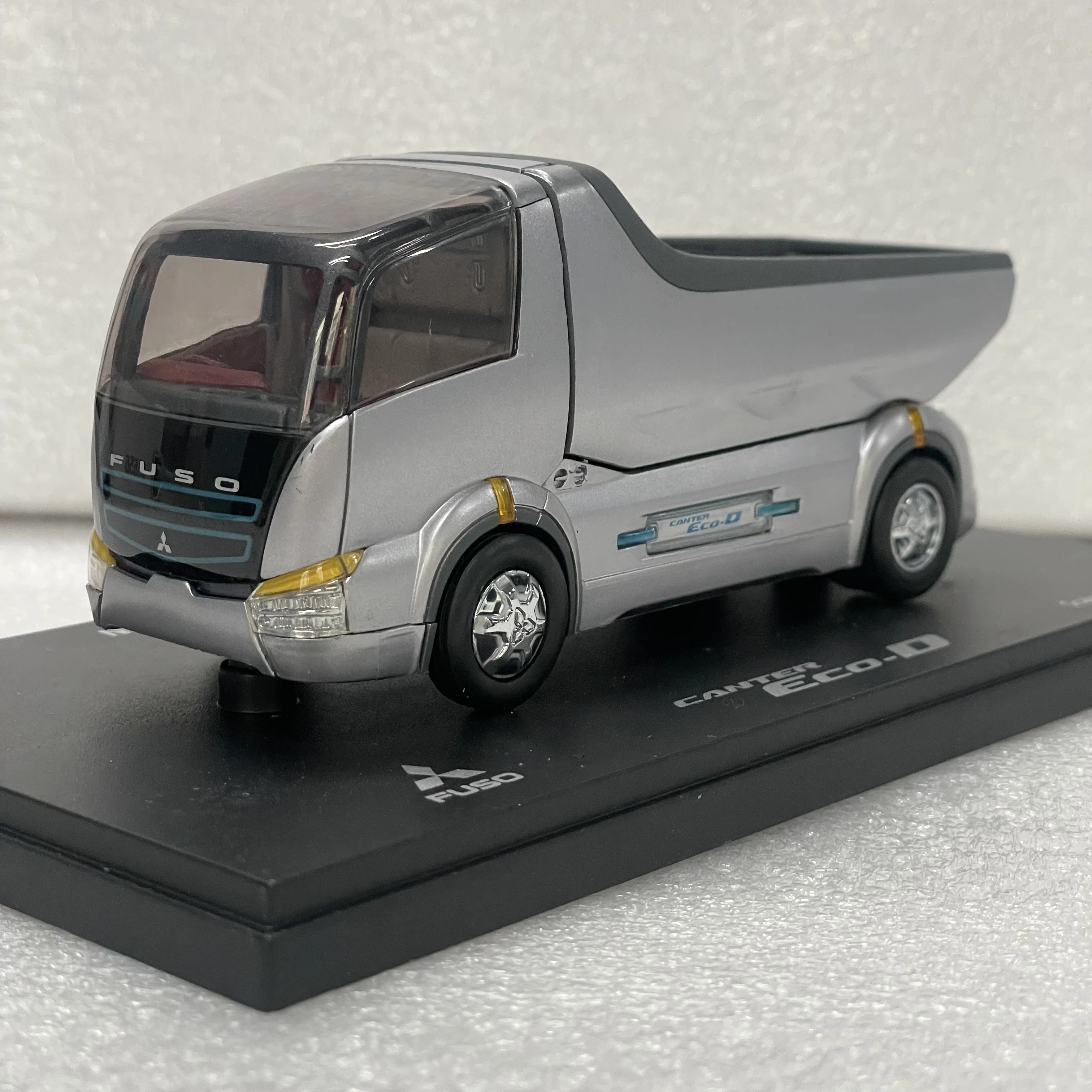 Static Die Casting 1/43 Scale Simulation Mitsubishi Fuso Canter