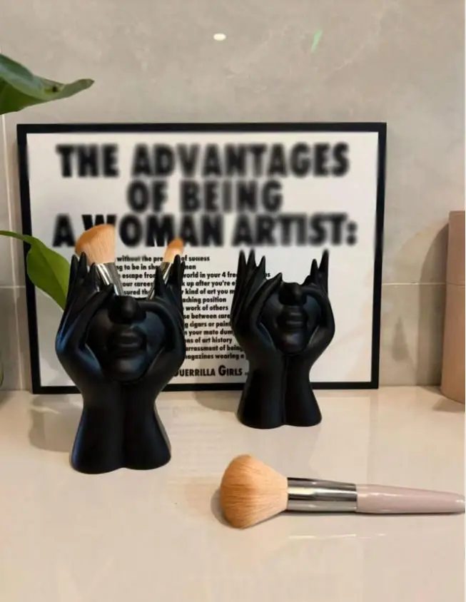 1PC Handmade Human Body Art Makeup Brush Holder Creative Desktop Accessory Unique Craftsmanship for Beauty Tools Organization