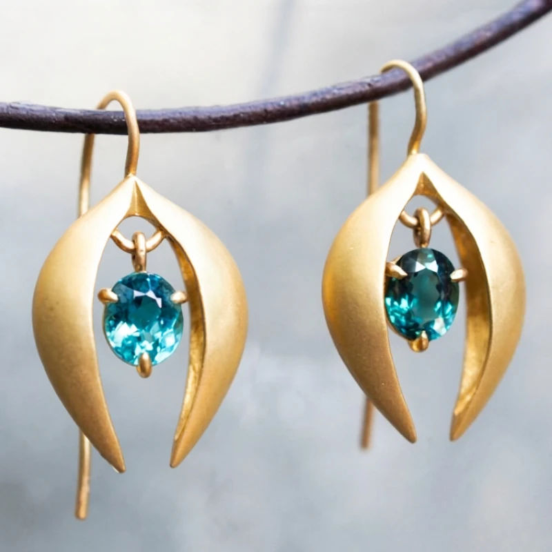 Elegantes, schickes Design, blaue synthetische Zirkonia-Ohrringe mit Blütenknospen-Anhänger für Damen, Vintage-Charme, Bankett, Jahrestag, edler Schmuck