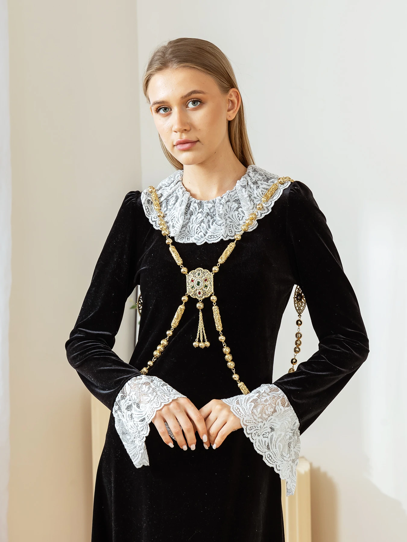 

A Popular Moroccan Wedding Dress Body Chain Flower-Shaped Cutout Design Metal And Inlaid Craftsmanship