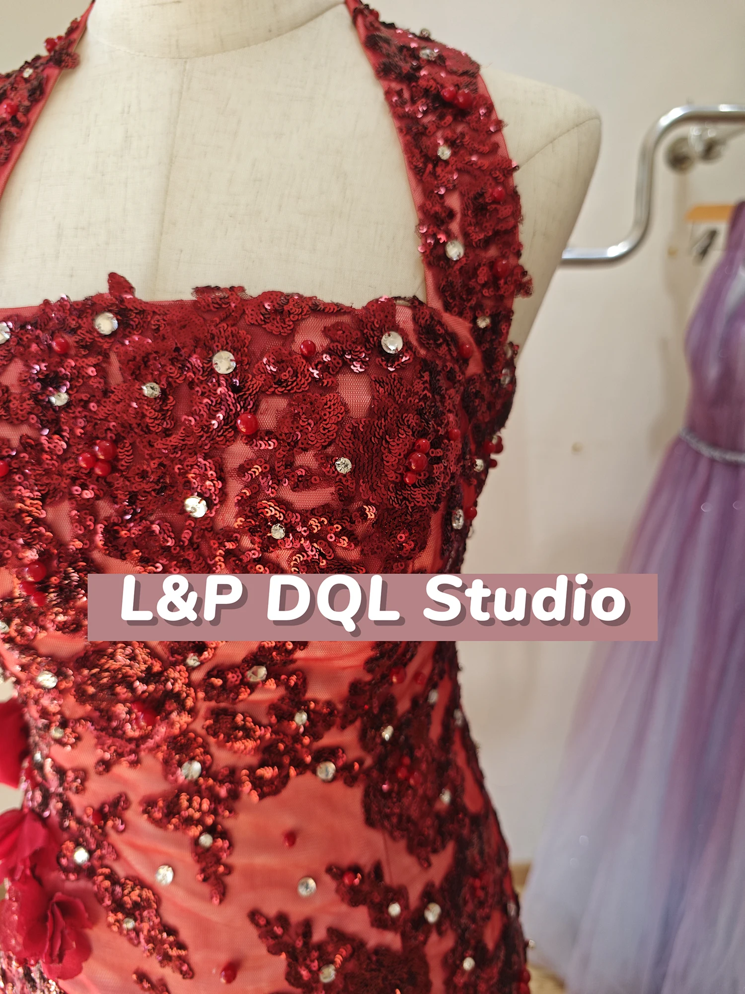 L&P DQL Studio-Abendkleid Dard Red Exquisite Ballkleider Neckholder Reißverschluss hinten Applikation mit Pailletten Perlen mit Kristall