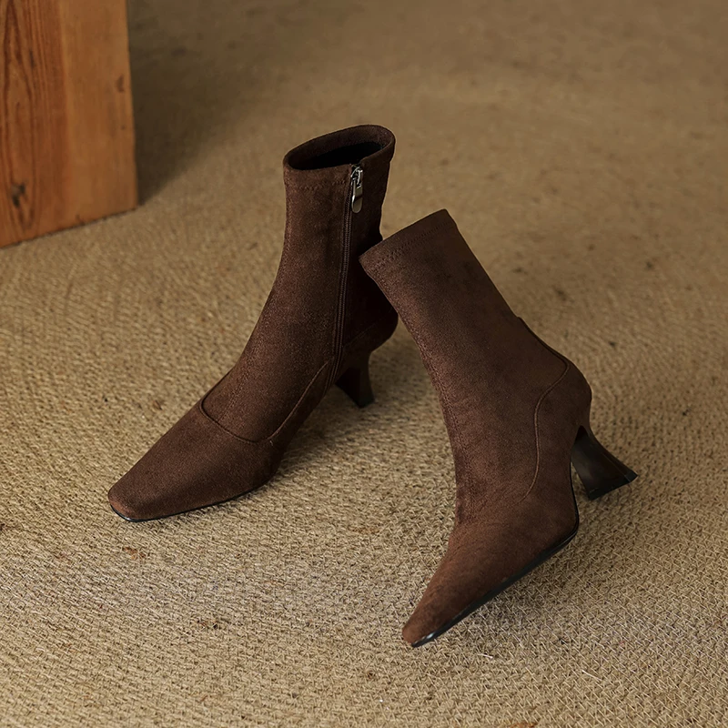 حذاء نسائي مصنوع من قماش Suedette بمقدمة مدببة وكعب عالي للكاحل مع سحاب جانبي من الجلد أو بطانة مخملية حذاء شتوي