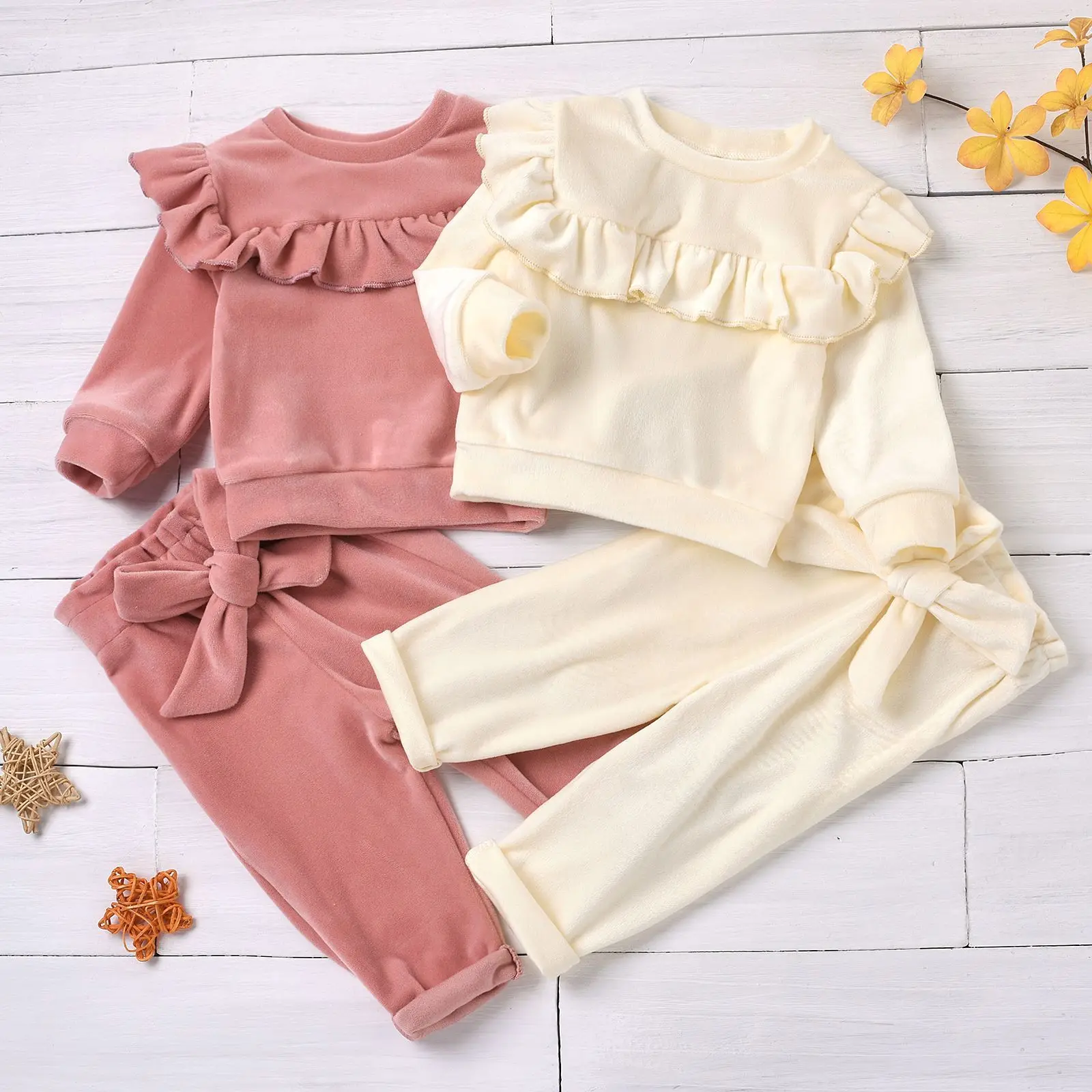 Fall/Winter unisex baby collection, available in white and pink. The pullover T-shirts and sets are soft and comfortable.