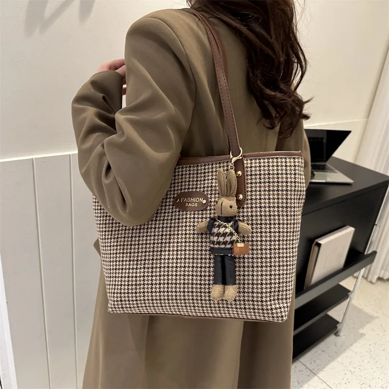 A stylish women\'s shoulder bag with a thousand bird grid and a large capacity, exuding a foreign style