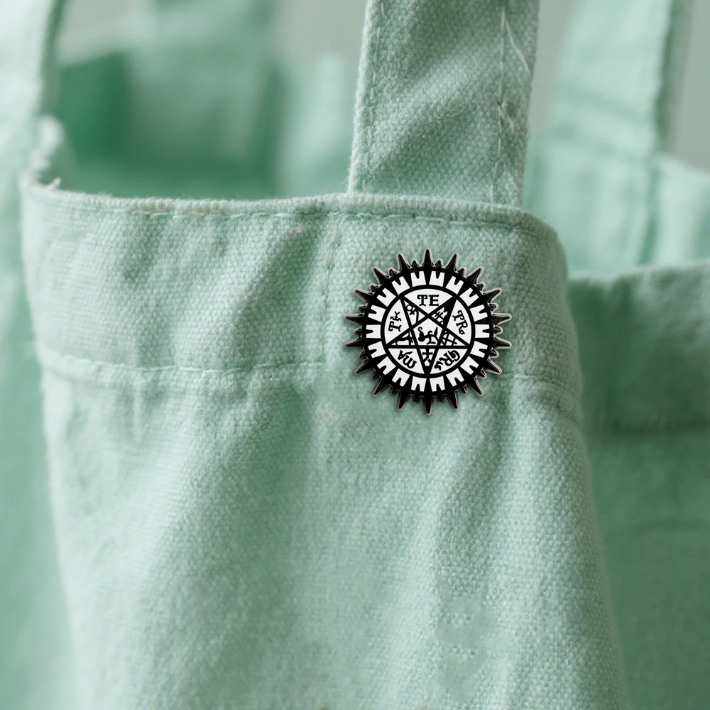 Black Butler Sebastian-Pin esmaltado a mano, insignia del diablo, broche con símbolo de pentagrama, joyería periférica de animé de suspenso de fantasía