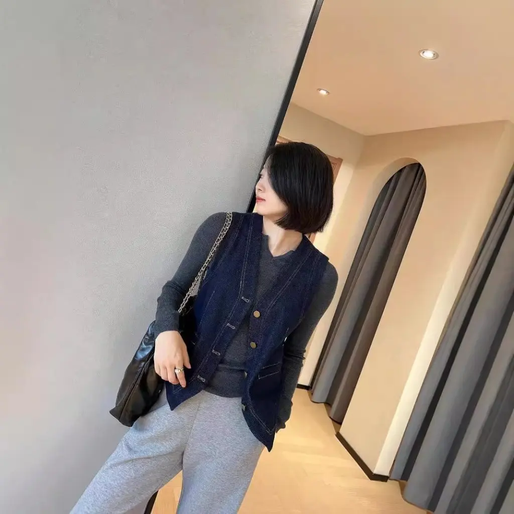 

Women's Vintage Dark Blue V-neck Denim Vest Slim Elegant Stacked Short Coat for Autumn Old Money Style
