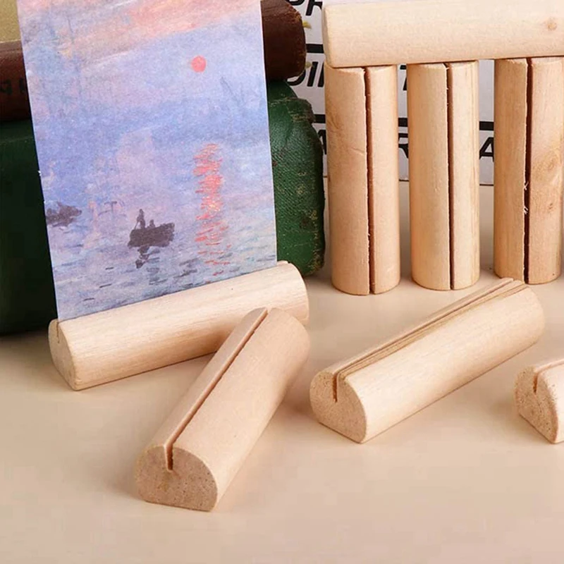 木製の場所カードホルダー、木製のテーブル番号スタンド、結婚式の看板、素朴なメッセージ名のディスプレイスタンド、20個