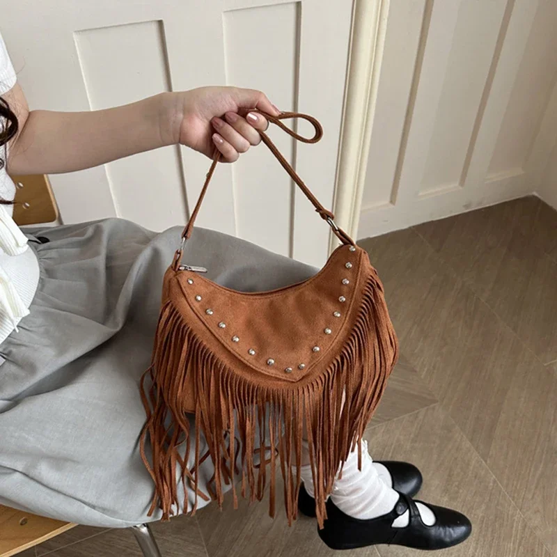 Lange Quasten-Nieten-Schultertasche, Damen-Umhängetasche mit Metallnieten-Design und Fransen, Vintage-Handtasche in Unifarben für Herbst und Winter – Detail 7