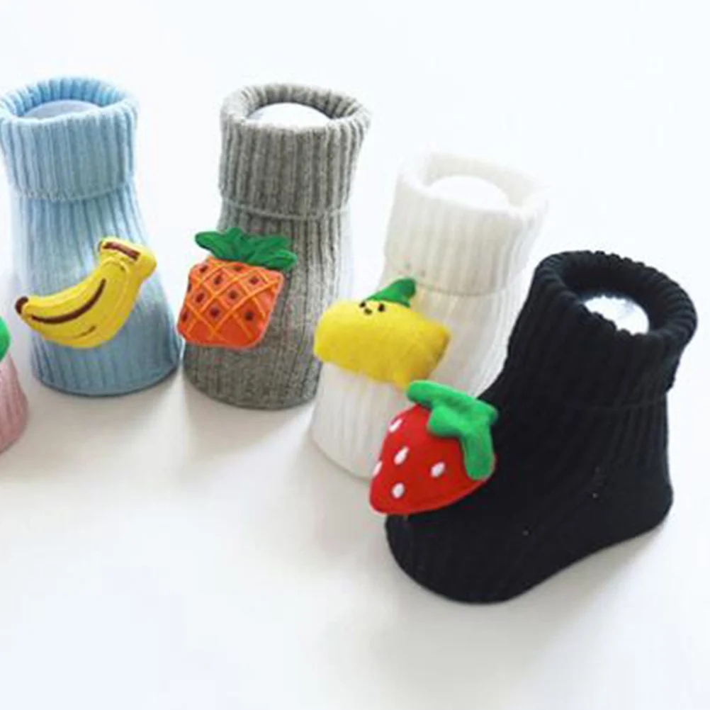Babyvloersokken Antislip Comfortabel Cartoonontwerp voor de winter Herfst Peuters Schoeisel Katoenen sokken Zwarte aardbei