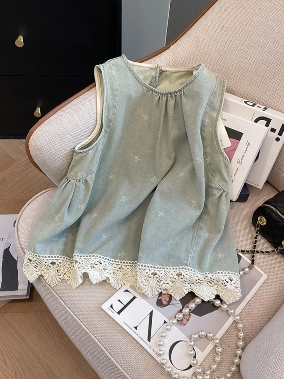 

New fashion lace patchwork denim sleeveless vest, loose round neck pleated top for women