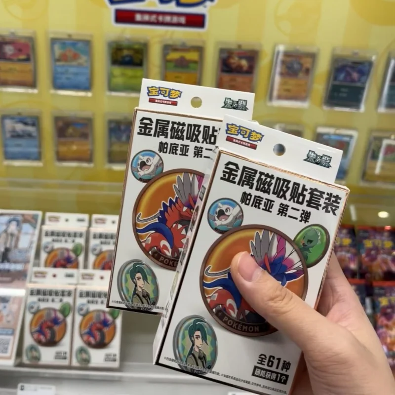 สินค้าใหม่ ของแท้ โปเกมอน PTCG ภาษาจีนแบบง่าย ชุดการ์ดเทปแม่เหล็กโลหะ Paldean รุ่นที่ 2 ของสะสม ของขวัญวันฮาโลวีน