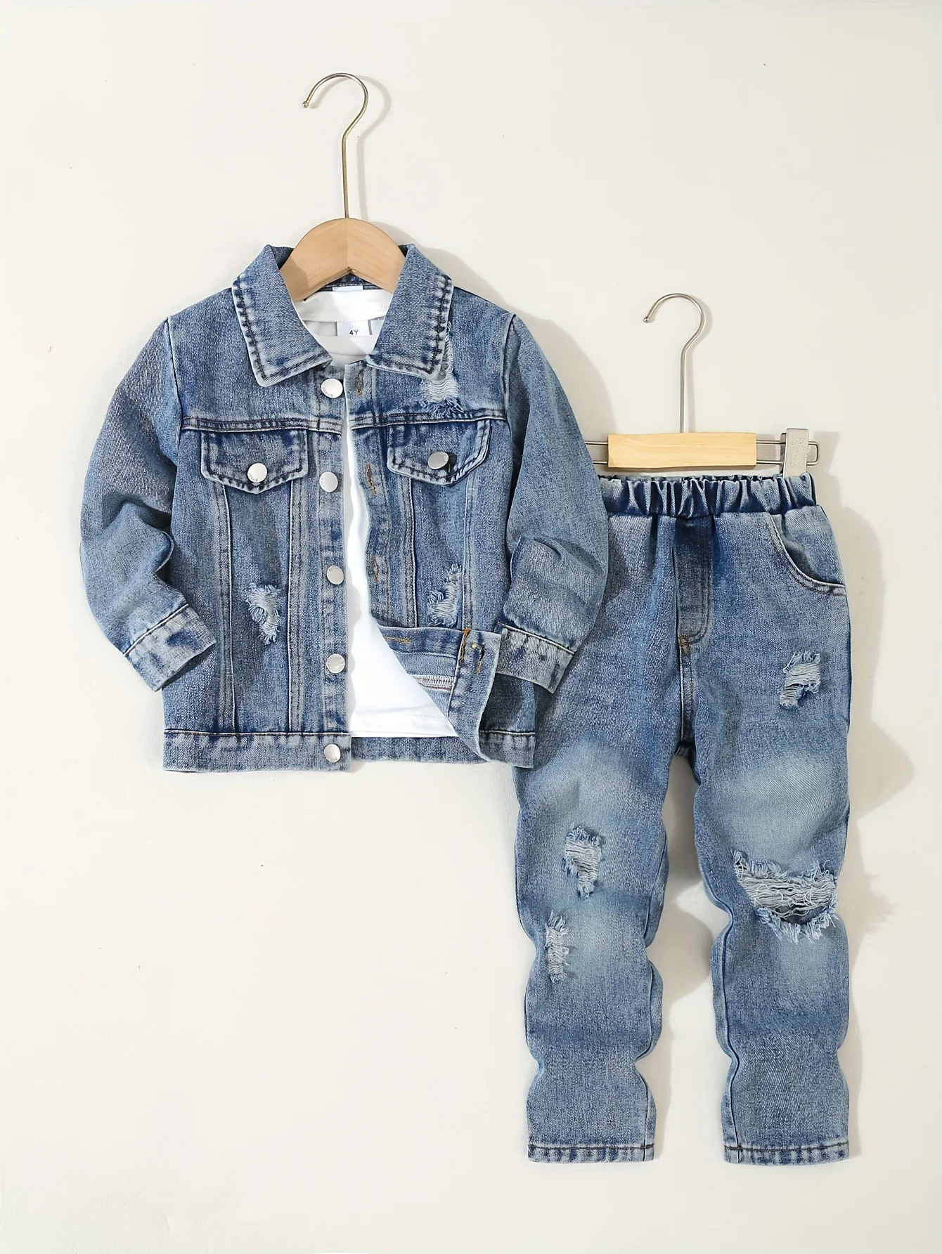 

A 3-Piece Outfit For Boys In Autumn And Winter Featuring A Denim Casual Jacket Long-Sleeved T-Shirt And Fashionable Ripped Jeans