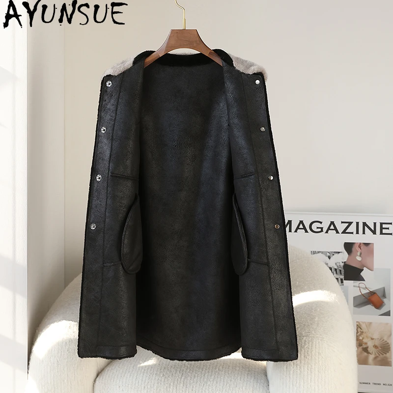 سترة قص الأغنام الحقيقية من AYUNSUE معطف صوف 100% للنساء 2025 ملابس شتوية للسيدات بياقة من فرو المنك مركب من الفرو