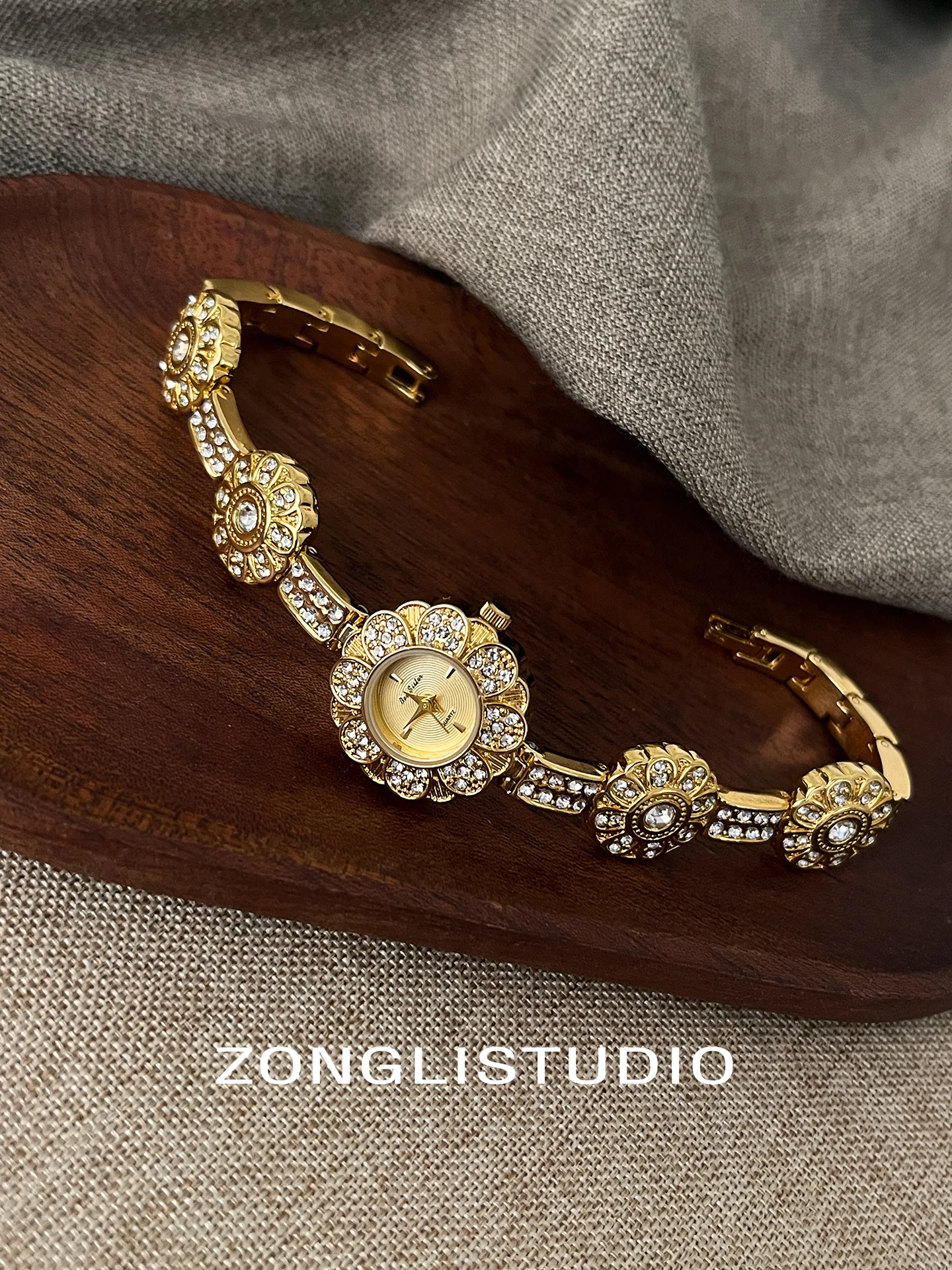 

Elegant Women'S Watches, Timepieces, Accessories, High-Value Gold Quartz Wristwatches, Fashionable And Understated Luxury.