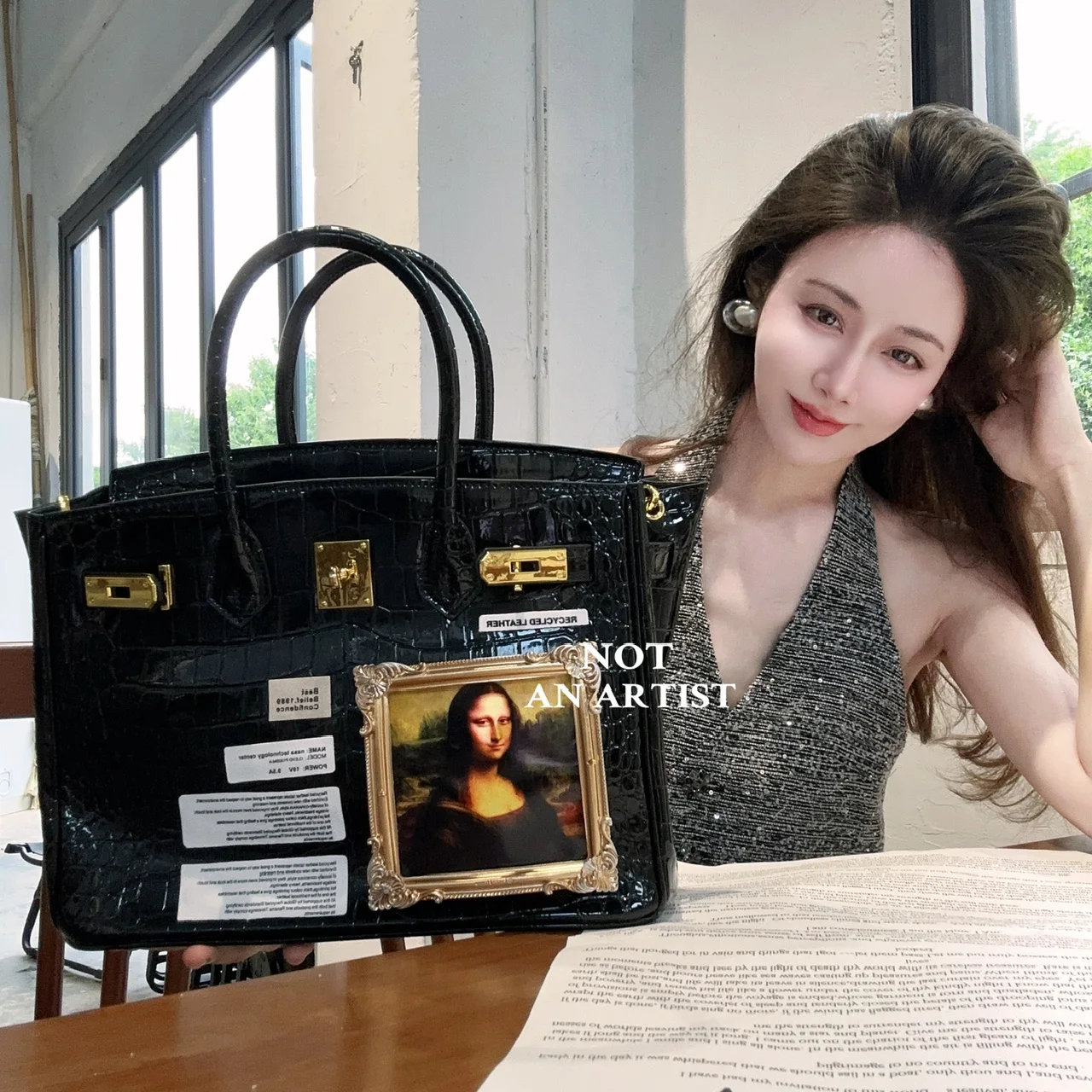 

Walking artist's brain is wide open to parody Museum painting Mona Lisa smiling platinum bag