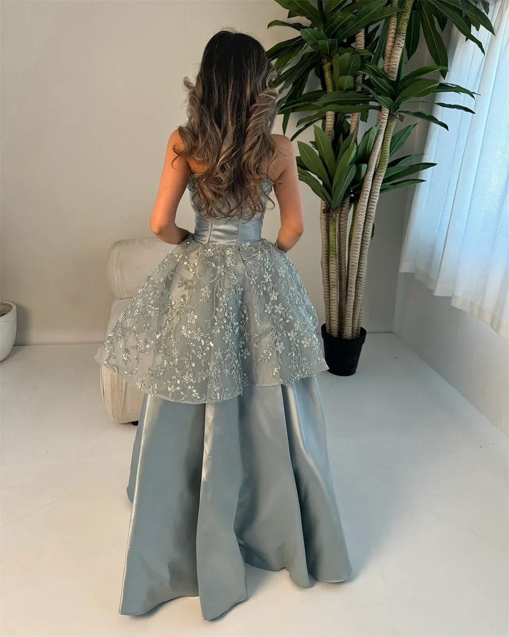 Abito da sera personalizzato Abito formale da ballo senza spalline Lunghezza pavimento Gonne con paillettes Drappeggiato con perline di tulle Senza maniche Occasio su misura