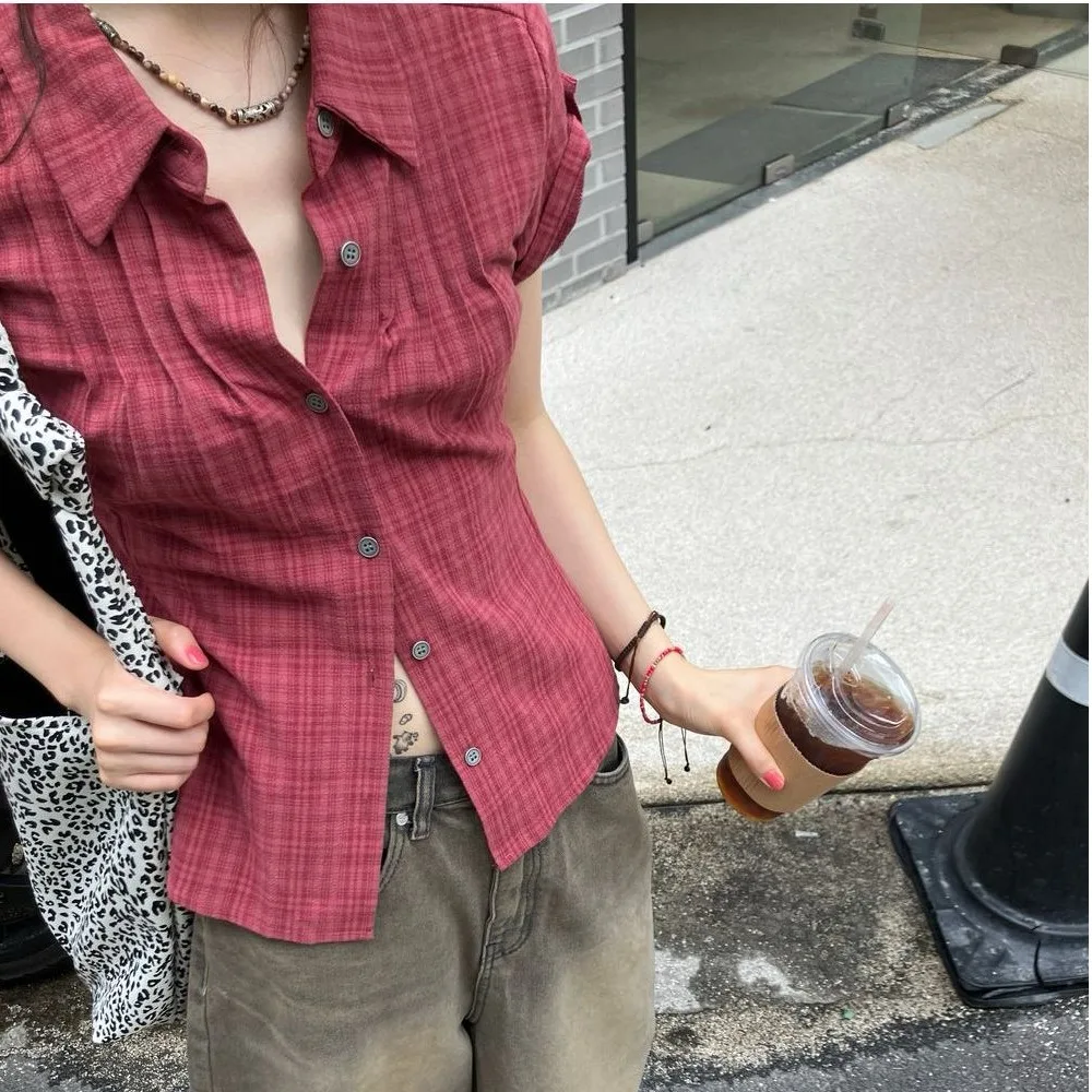 قميص نسائي صيفي عصري بتصميم كلاسيكي مخطط، ضيق ومريح، بياقة ناعمة وأكمام قصيرة، مصنوع من البوليستر 00%