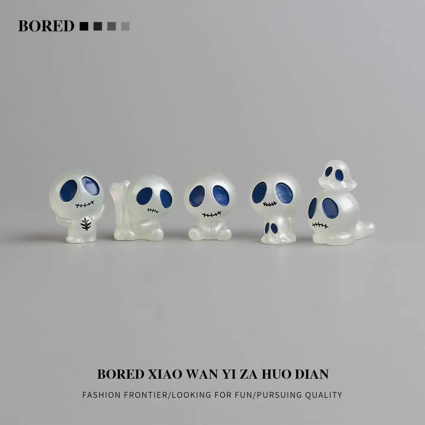 Cute alien-themed decorative figurine, suitable for office desks, car dashboards, and bedside collections