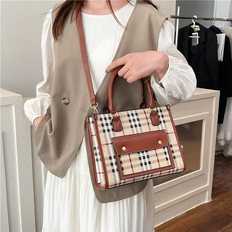 حقيبة كروس مربعة صغيرة عصرية وغير رسمية لعام 2025 للنساء، حقيبة كتف واحدة فريدة ومتخصصة، وحقيبة ريترو