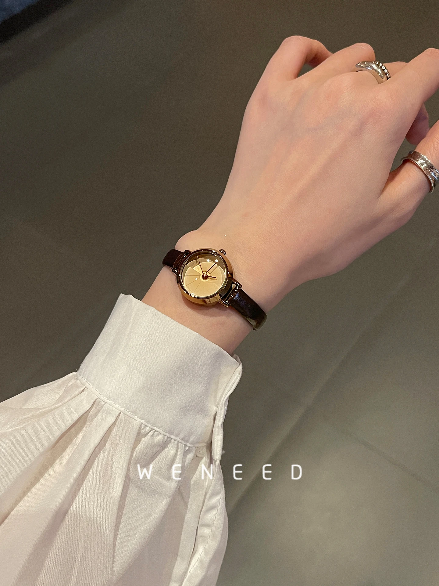 

2025 New Women's Watch Light Luxury Ladies Simple Temperament High-end Luxury Leather Belt Women's Watch Women's Gift