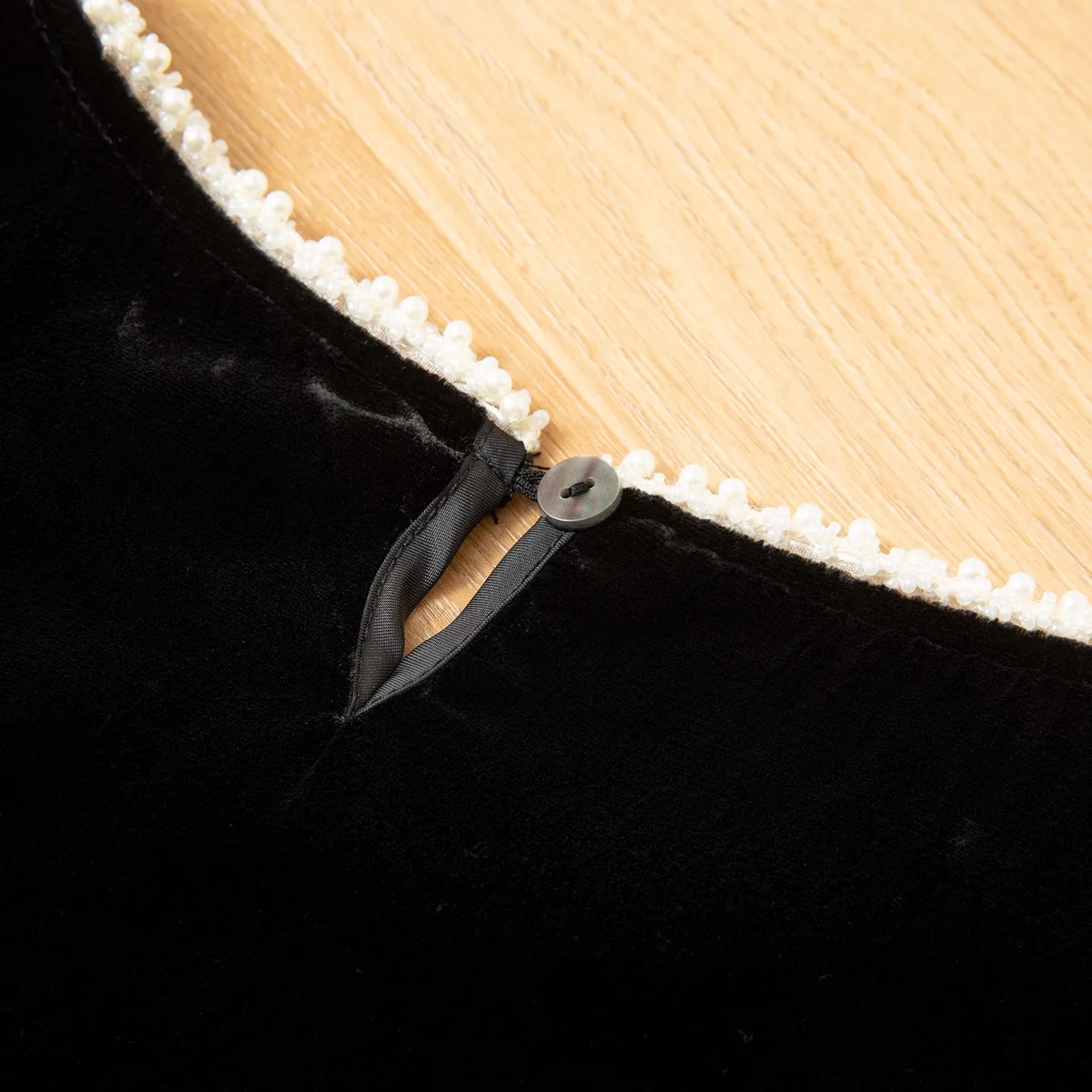 MadBlack، فستان مخملي من حرير التوت 100%، فساتين طويلة أنيقة للنساء برقبة دائرية وخرز شبكي، أكمام كاملة، فستان كاجوال جديد 2025D5D301JF