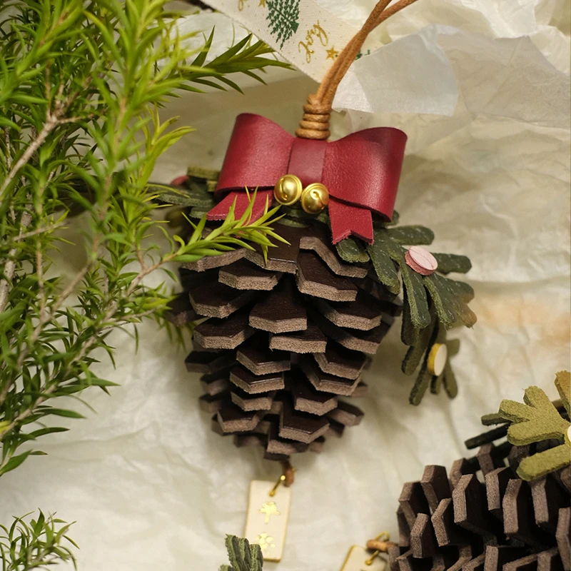 

Pine Cone Pendant Decoration Top-Grain Leather Handmade Car Hanging Door Hanging Holiday Decoration Festival Souvenir Gift