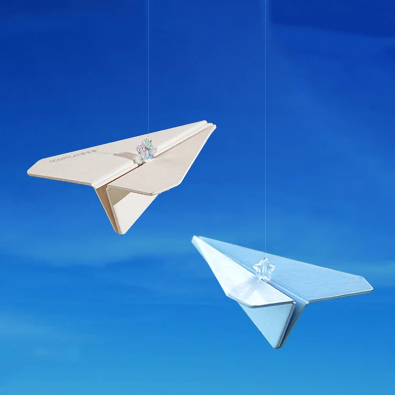 Papierowy samolot Samochodowe lusterko wsteczne Urok Wisiorek Dekoracja wnętrz Nowość Zabawny samochodowy dyfuzor do aromaterapii Akcesoria samochodowe