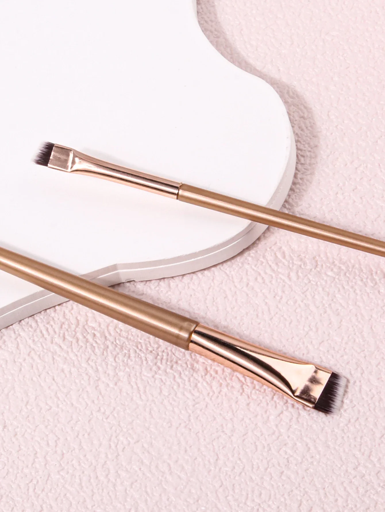 2PCS Pennello per eyeliner con falce fine ultrasottile Pennello per bordi smussati Pennello per sopracciglia Pennello per ombretto sotto la palpebra per sdraiarsi Pennello per baco da seta