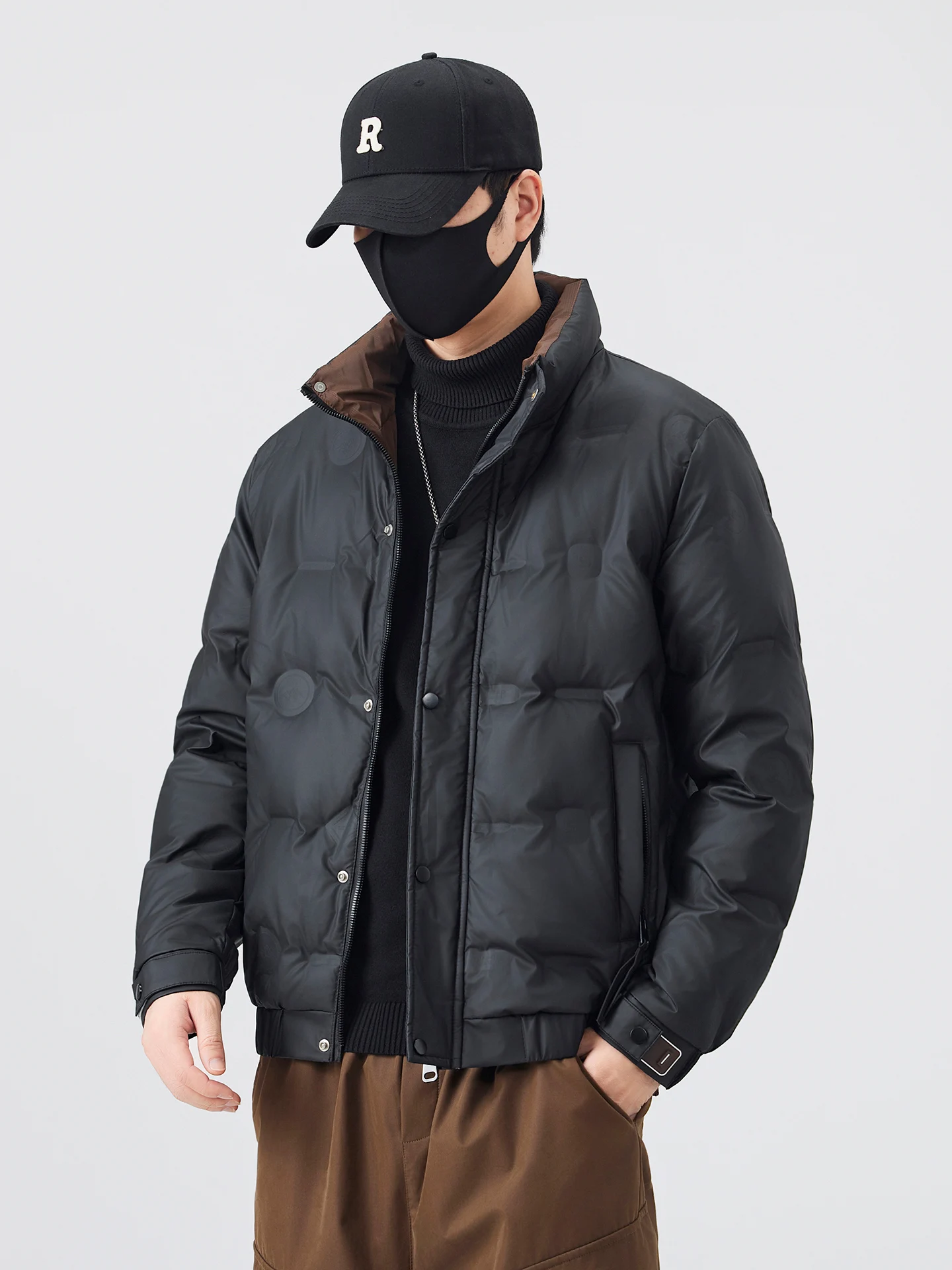 

Мужская зимняя пуховая куртка Ele: легкая, с воротником-стойкой, универсальная, теплая верхняя одежда, приталенный крой, наполнитель из полиэфирного волокна и пуха.