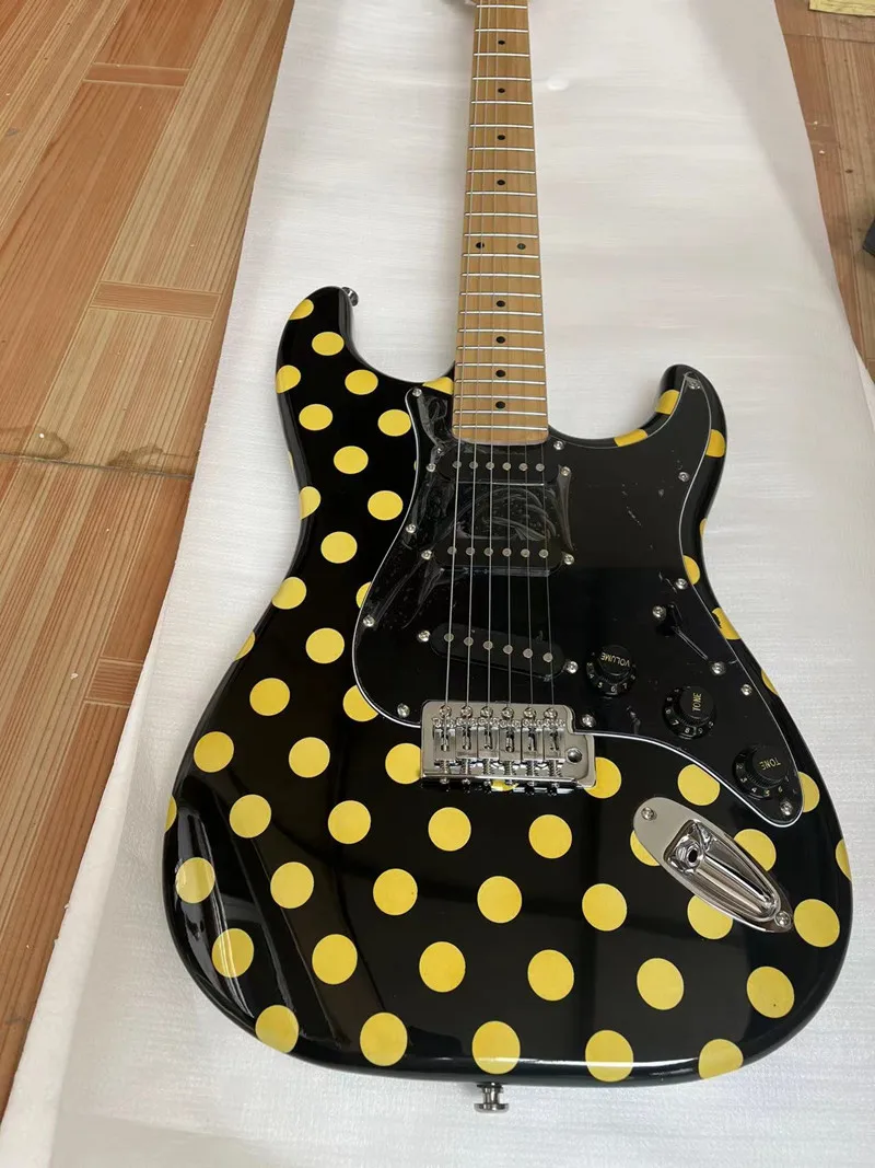 

High-quality 6-string ST style electric guitar，Black body yellow polka dot stickers，customizable，free delivery