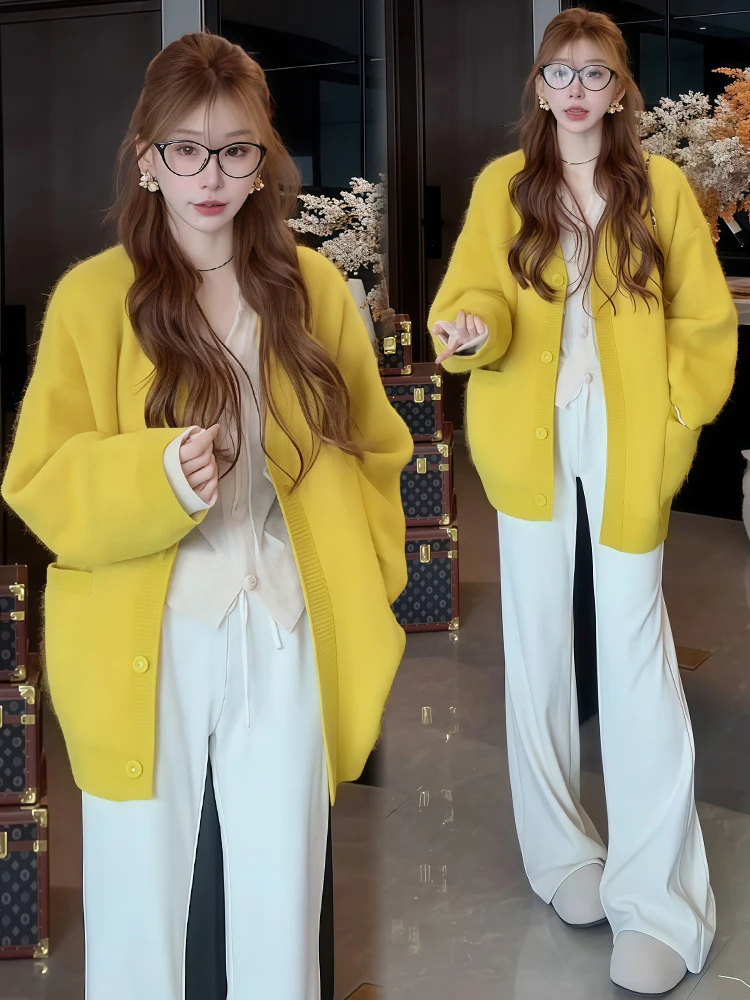 سترة محبوكة فريدة من نوعها بلون نقي فريدة من نوعها جميلة على شكل حرف V طويلة Sve للخريف والشتاء سترة نسائية مضادة للتربة