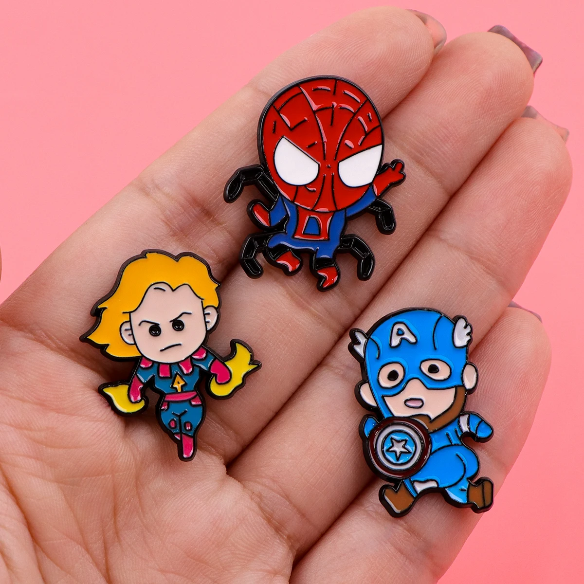 Superpowers Movie Spilla smaltata Spilla per cartoni animati Vestiti Zaino Distintivi da bavero Accessori cosplay di moda per regali di compleanno di amici