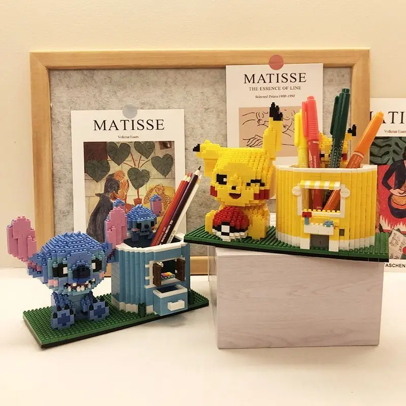 

Disney Strawberry Bear Stitch Tiny Particle Building Blocks Assemble Puzzle Cartoon Doll Student Pen Holder Office Desk Ornament