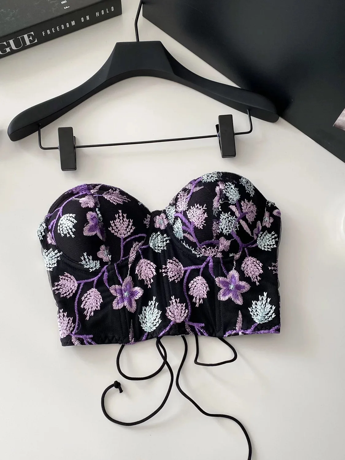 

French high-end floral embroidered corset, elegant and fashionable corset, perfect for vintage carnival parties.