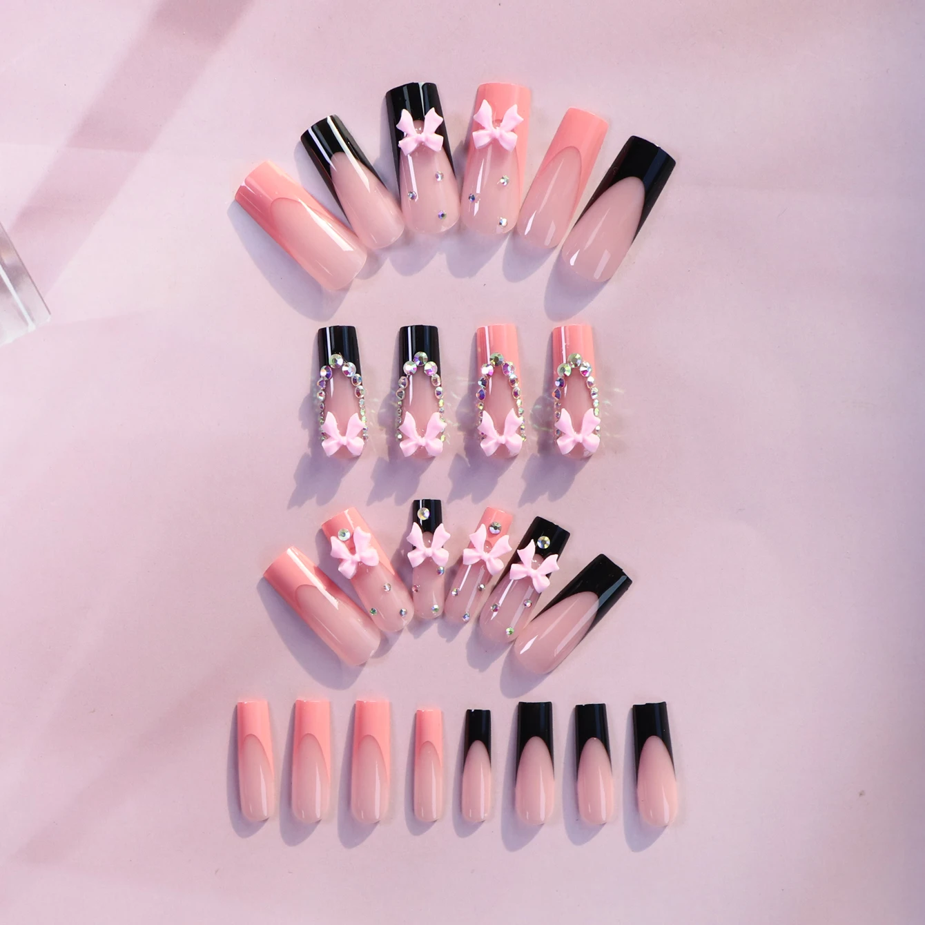 24個入り 長方形の付け爪：リボンとラインストーンデザインのフレンチポインテッドフェイクネイル - ピンク、ブラック、光沢のある、人工的な