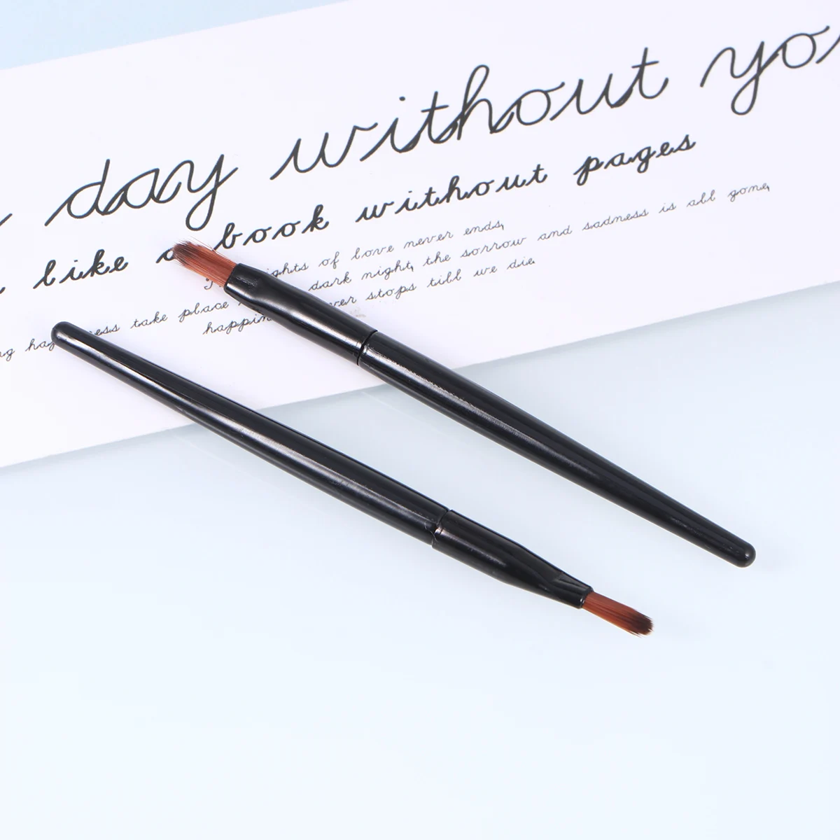 

50 шт., кисть для блеска для губ, косметический аппликатор, длинная ручка, легкий эргономичный одноразовый инструмент для помады, дорожный размер