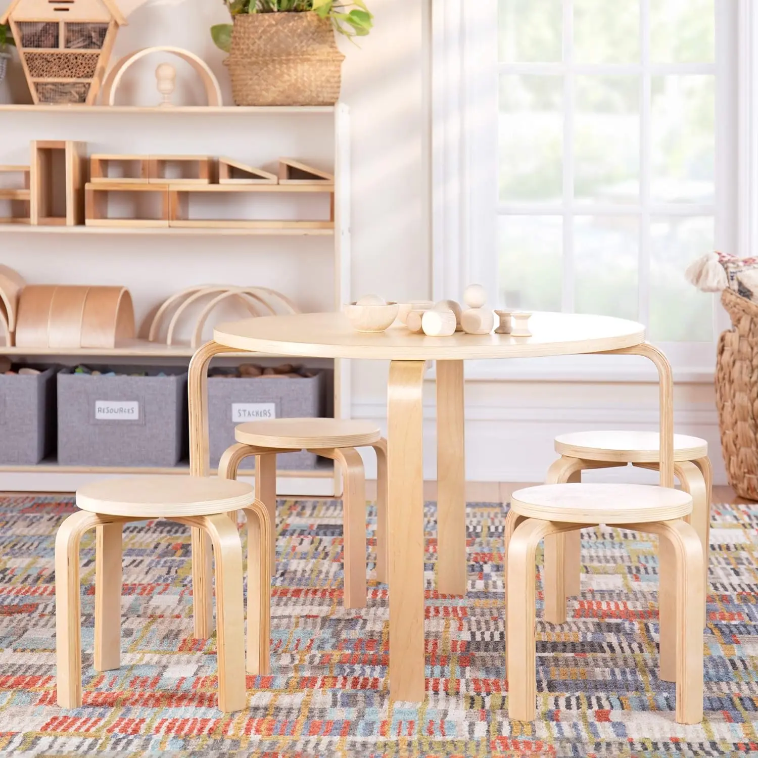 Juego de muebles de madera curvada para niños pequeños, taburetes de madera blanca apilables, juegos de muebles para actividades infantiles