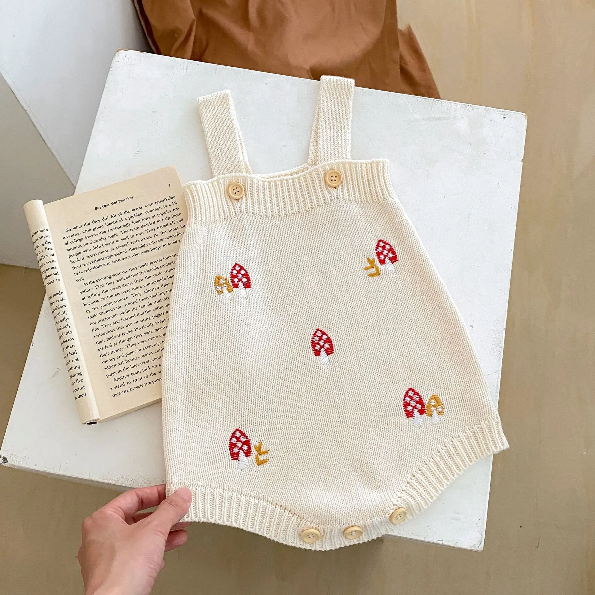 

Autumn new 0-3 year old baby clothing, cute baby girl mushroom embroidered knitted triangle jumpsuit