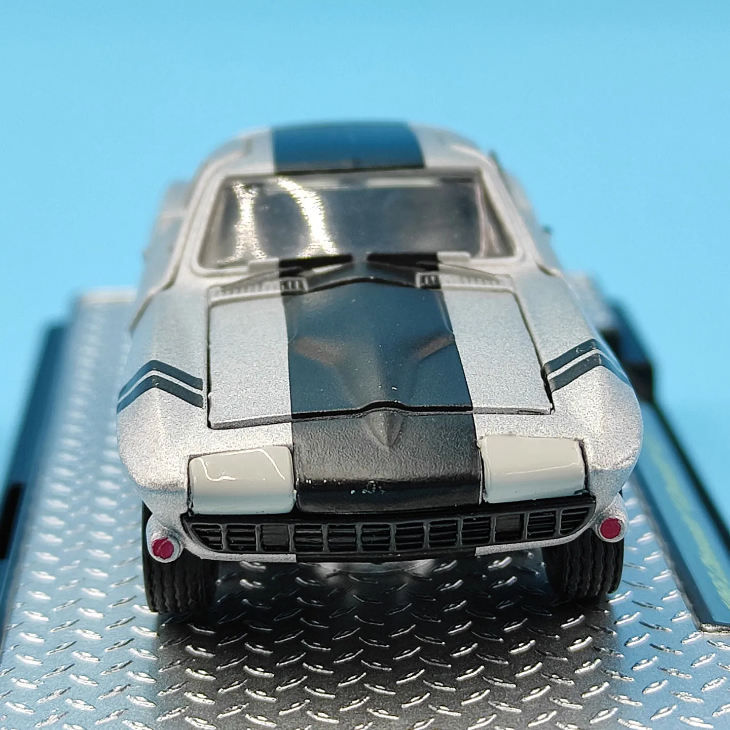 Diecast M2 1:64 Scale 1966 Corvette 427 Alloy Car Model view 3